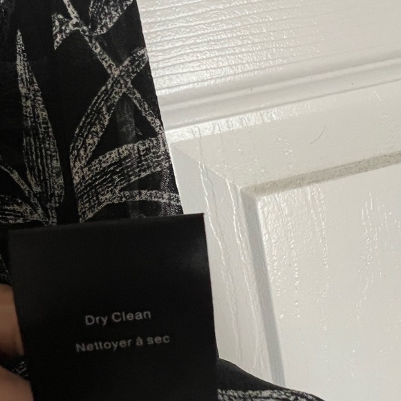 Aritzia Babaton Sheer 100% Silk Black Floral Print Blouse Size L - Picture 4 of 4